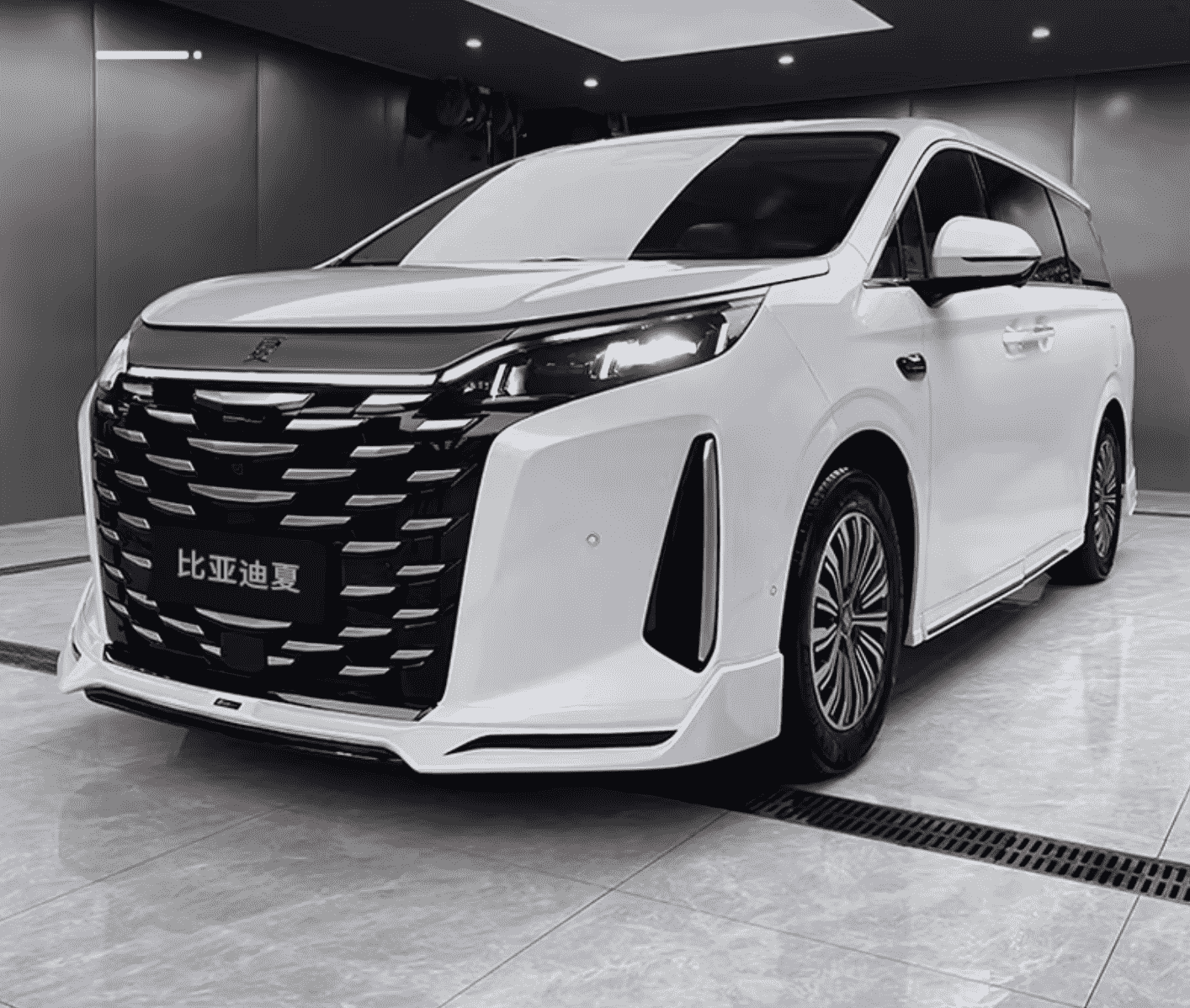 Xevaban.com ở 214 Giải Ph&oacute;ng l&agrave; đơn vị chuy&ecirc;n cung cấp phụ kiện oto, đồ chơi oto,&nbsp;đồ chơi byd m9,&nbsp;phụ kiện byd m9, xevaban, 214 giải ph&oacute;ng, bodykit m9, độ bodykit m9, cản trước m9, cản sau m9, bodykit xe sang m9, bodykit thể thao m9.